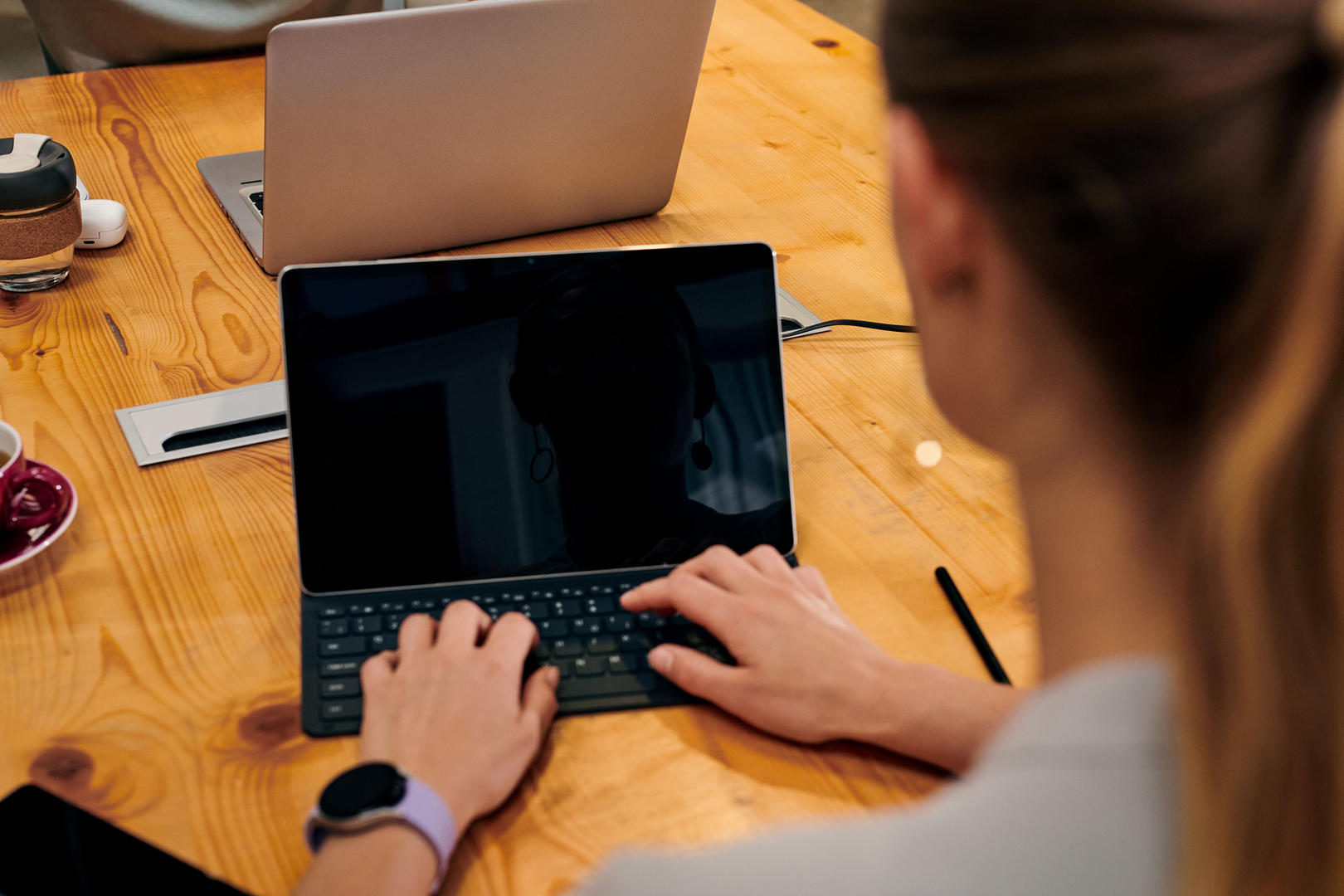 ein Kunde, der eine Eingabe am Laptop tätigt