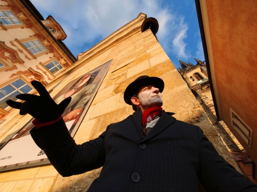 Mann vor einer Hauswand