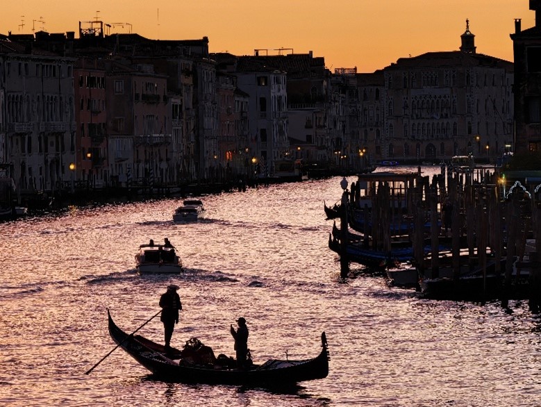 Gondeln auf dem Wasser im Sonnenuntergang