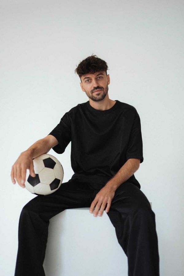 Marcel Gurk mit einem Fussball in der Hand
